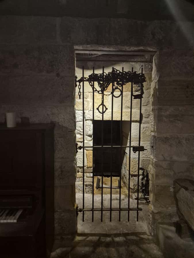 SYDNEY : Ghosts, Grog & The Rocks: Haunted Pubs &Cellar Tour - Descending into The Waterloo Hotel cellar