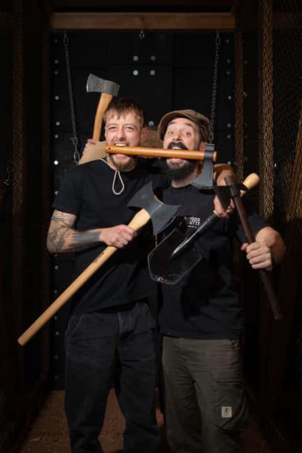Throw axes & enjoy drinks in Cologne's first axe-throwing bar - Games, trick throws, and a friendly tournament