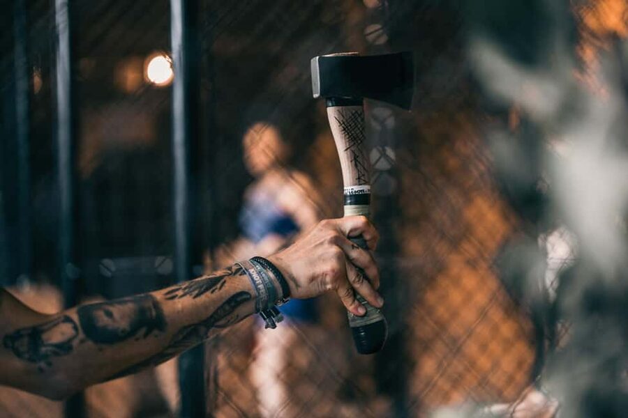 Throw axes & enjoy drinks in Cologne's first axe-throwing bar - Making the most of your one-hour session