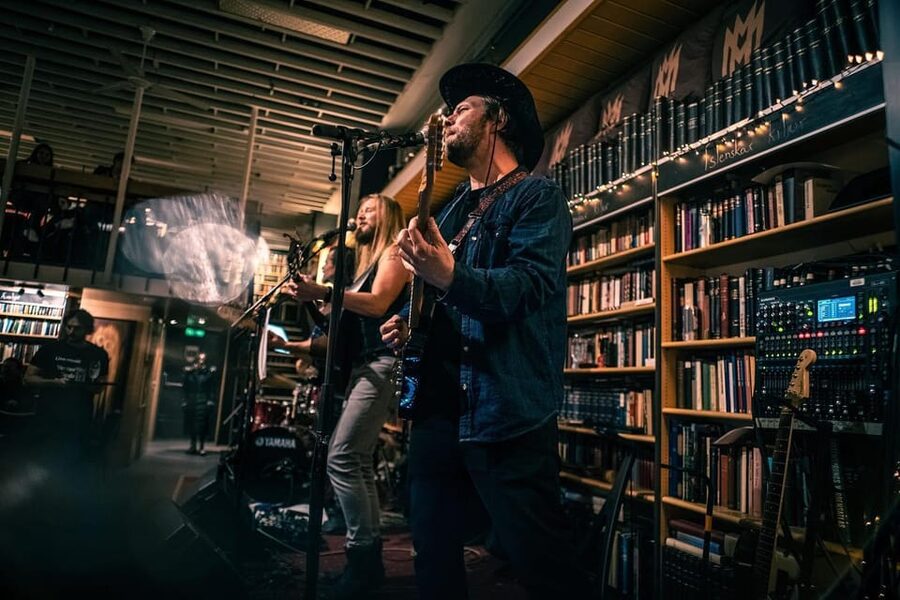 Tipsy in Reykjavik: Drink with a Viking (Food, Beer, Music) - The first hour: beer, introductions, and Reykjavik after dark