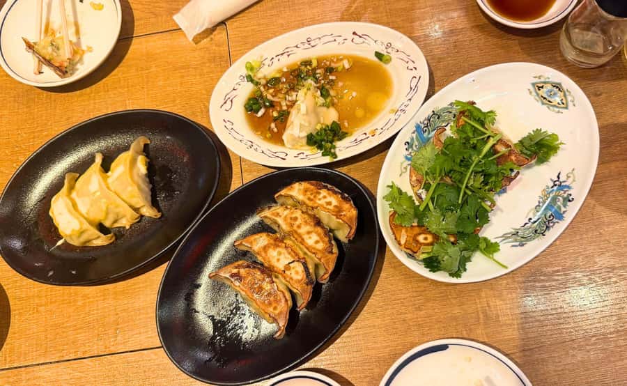 Tokyo: Locals´ Secret Food Tour // Eat like a Japanese - Stop two: gyoza with several flavor choices