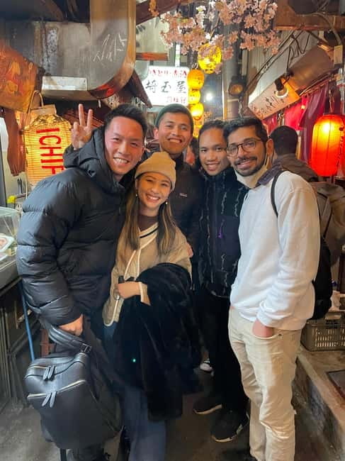 Tokyo: Shinjuku Bar and Izakaya Hopping Tour - Sake tasting and learning how to order