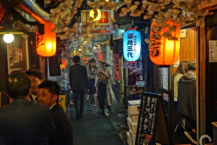 Tokyo: Shinjuku Bar Hopping with All-You-Can-Drink & Dinner - Meeting near Shinjuku Station without a stressful start