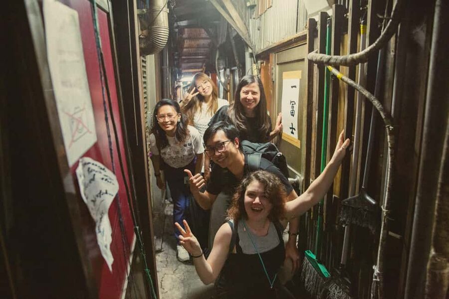 Tokyo: Shinjuku Izakaya and Golden Gai Bar Hopping Tour (2h) - Who should book this experience?