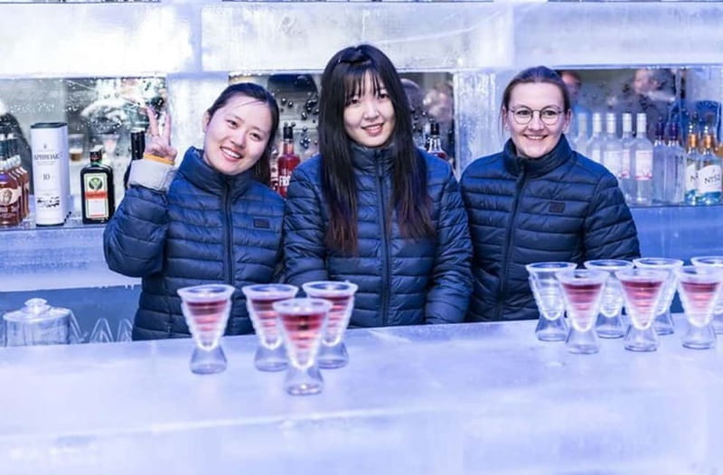 Tromsø: Magic Ice Bar Entrance and Welcome Drink - Photos, chess, and the value of going early