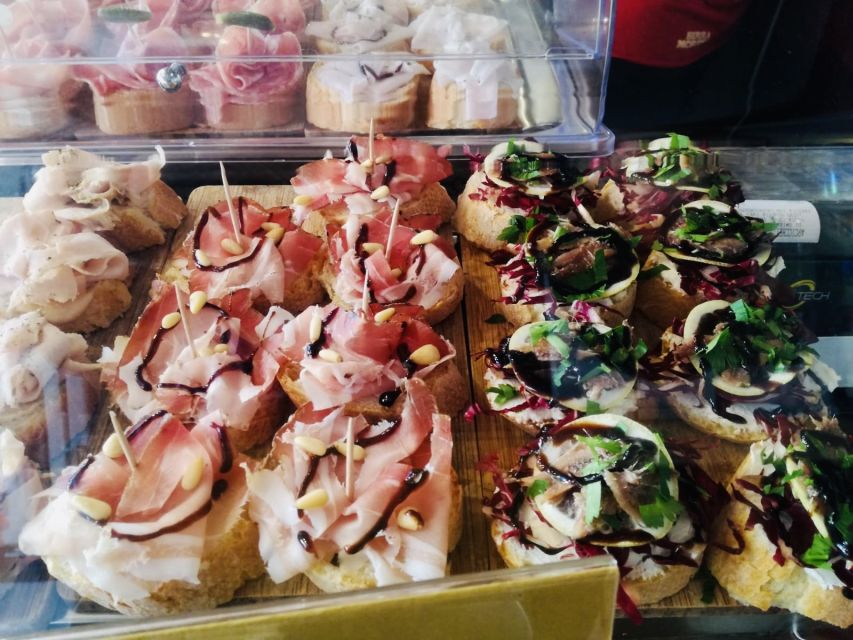 Venice: Venetian Style Carnival Pub Crawl - Walking the narrow lanes between stops