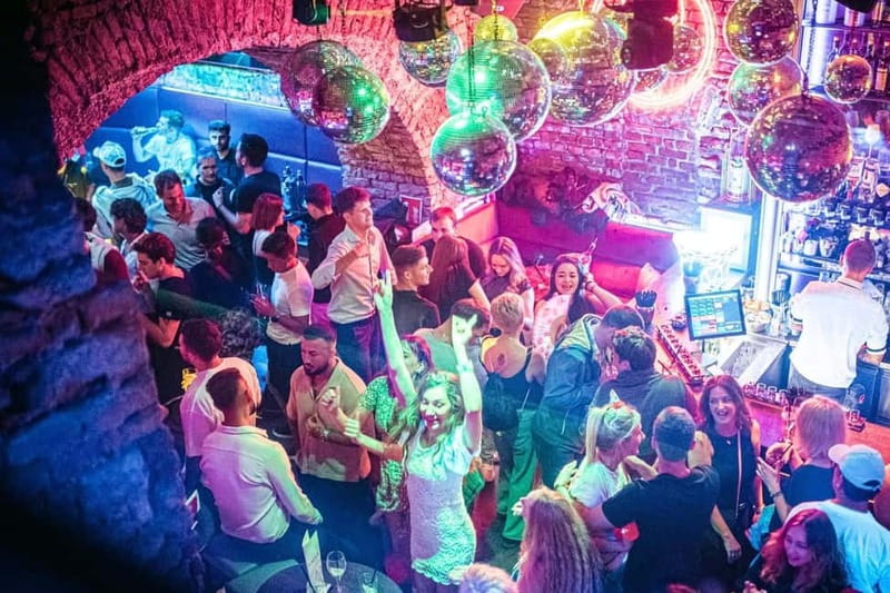 Vienna: Guided Pub Crawl with Club Entry - Starting at Dick Mack’s Irish Pub near Schwedenplatz
