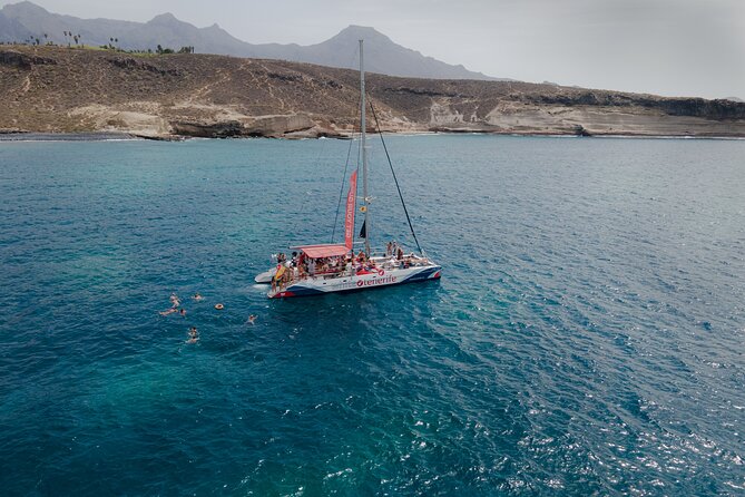 Watching and Listening Whales visiting Los Gigantes&Masca. Food&drinks included - Sailing beneath the Los Gigantes cliffs